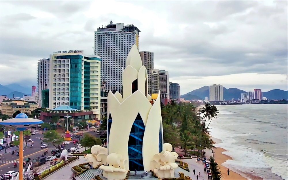 The image of the giant Tram Huong Tower, shaped like a lotus flower, stands proudly in the heart of Nha Trang City